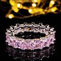 Eternity-Ring mit rosa Kristallen im Prinzessschliff und silbernem Band auf schwarzer Fläche - Größe 5 / Quadratischer Rosa Eternity Ring (R4816) / Rosa