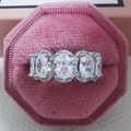 Silberner Ring mit ovalen klaren Steinen und Diamant-Halo in rosa Samt-Schmuckbox - Größe 5 / Weißer Halo Eternity Ring (R4574) / Weiß