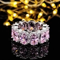 Makroaufnahme eines funkelnden rosa ovalen Edelsteinrings mit Diamanthalo auf Spiegel - Größe 5 / Rosa Halo Eternity Ring (R4574) / Rosa