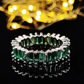 Silberner Eternity-Ring mit smaragdgrünen rechteckigen Zirkonia in einer Krappenfassung - Größe 5 / Baguette Grün Stil (R5093) / Grün