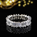 Luxuriöser Eternity-Ring mit funkelnden Kristallen im Baguette-Schliff, Silber - Größe 5 / Baguette Weiß Stil (R5093) / Weiß