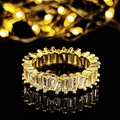 Makro-Detail eines luxuriösen Eternity-Rings mit rechteckigen AAA-Zirkonia und Vergoldung - Größe 5 / Gold Baguette-Stil (R5093) / Gold