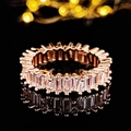 Makroaufnahme eines roségoldenen Eternity-Rings mit AAA-Zirkonia im Baguetteschliff - Größe 5 / Roségold Baguette (R5093) / Roségold