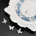 Ciondolo a farfalla d'argento e perline azzurre su vassoio bianco per gioielli DIY - Distanziatore farfalla piccola foro posteriore