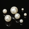 Detail von cremeweißen Kunstperlen mit Loch für DIY-Schmuckherstellung und Basteln - 4mm (200 Stück/Packung) / Gebrochenes Weiß