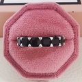 Silberner Eternity-Ring mit schwarzen Zirkoniasteinen in einer rosa Samtbox - 5 / Cushion Black Style (r5580) / Schwarz