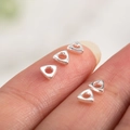 Perline distanziatrici a triangolo argento per gioielli fai-da-te mostrate sulle dita - Perla distanziatrice triangolo argento spezzato