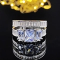 Conjunto de anillos de plata con circonitas corte princesa sobre fondo reflectante - Talla 5 / Juego de lujo de tres piedras de corte princesa (R5397A+R5397C)