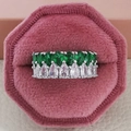 Anello doppia fila con zirconi a goccia verde smeraldo e bianchi, finitura argento - US 5 / Verde (r5854)