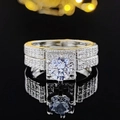 Elegante anillo de boda bicolor con piedra central redonda sobre superficie de espejo negra - Talla 5 / Juego de anillos de circonita de cuatro puntas (R5047A+R5047C)