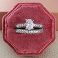 Conjunto de anillos de plata con gran circón ovalado y banda en caja de terciopelo rojo - Talla 5 / Juego de anillos de halo de circonita ovalada (R5219A+R5219C)