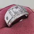 Bague vintage argentée large pour homme avec solitaire diamant rond sur velours violet - US 6 / Argent