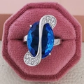 Anello in argento con gemma blu ovale e zirconi in una scatola di velluto rosa - US 5 / Blu