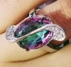 Anello minimalista in argento con gemma ovale cangiante e pavé di zirconi - US 5 / Colorato