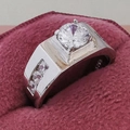 Nahaufnahme eines Herrenrings mit quadratischem Stein in einer roten Schmuckschatulle - US 8 / Silber
