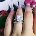 Elegante conjunto de anillos de novia con diamante corte cojín y alianza de boda pavé - US 5 / Blanco