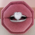 Ensemble de bagues de fiançailles avec cœur en zircone dans un écrin en velours rose - US 5 / Blanc