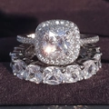 Set de anillo de compromiso halo talla cojín y alianza de eternidad en oro blanco - US 5 / Blanco