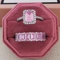 Elegante conjunto de anillos con circón rosa de corte esmeralda en joyero de terciopelo rosa - US 5 / Rosa