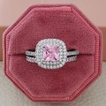 Exquisito juego de dos anillos de plata con gema rosa cuadrada en caja de terciopelo - US 5 / Rosa