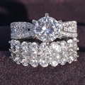 Lujoso conjunto de anillos de novia de plata con circón redondo de seis garras y pavé - US 5 / Plateado