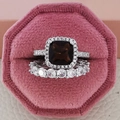 Set di anelli d'argento con gemma nera quadrata in una scatola di velluto rosa - Marrone