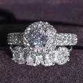 Vista macro de set de anillos de plata con diamantes pavé en caja de terciopelo morada - US 5 / Plata Blanco