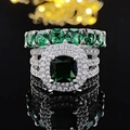 Set de joyería de lujo plateado con gema verde oscuro y anillo halo sobre fondo negro pulido - Talla 5 / Set de 3 piezas lujo cojín(r4898-r5580) / Verde