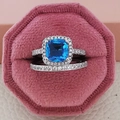 Elegante set di gioielli con anello quadrato di pietra blu e fascia di diamanti - Celeste