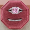 Set di anelli da sposa rosa con taglio a cuscino in una scatola di velluto rosa - n.5 / Rosa