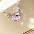 Makro-Detail des herzförmigen rosa Zirkonia-Anhängers mit Silberkette und Seitensteinen - Rosa Diamant [mit Kette]