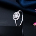 Elegante emerald geslepen ring met zirkonia pavé op een zilveren band - Maat 6 / Platina