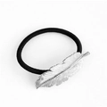 Klassisches schwarzes elastisches Haargummi mit einem detaillierten silbernen Federanhänger - Silber