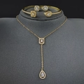 Elegantes goldenes S925-Schmuckset mit birnenförmigen Kristallen auf einem Schmuckständer - Goldfarbene 3-teilige Kollektion (Halskette+Armreif+Ohrringe) / Gold