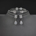 Elegantes silbernes Schmuckset mit Kristallarmband und Ohrhängern auf grauem Ständer - Armband und Ohrringe (r5098-s5214-e6043) / Weiß