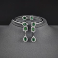 Elegantes Smaragd-Schmuckset mit verstellbarem Silberarmreif und Tropfenohrringen - Smaragd Armband und Ohrringe (r5098-s5214-e6043) / Grün