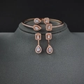 Elegantes Schmuckset in Roségold mit Armreif und Ohrringen mit Zirkonia im Birnenschliff - Armband und Ohrringe (r5098-s5214-e6043) / Roségold