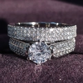 Vista macro de conjunto de anillos de boda con solitario y pavé de diamantes - Talla 5 / Juego de Banda de Protección de Dos Piezas de Diamante Redondo (R802-R3103)