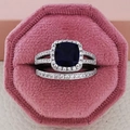 Set di due anelli in argento con gemma blu scuro a taglio cushion in una scatola di velluto - Blu
