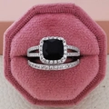 Set di anelli d'argento con pietra centrale nera taglio cushion e diamanti laterali - Nero