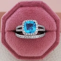 Anello con pietra blu taglio cushion e pavé in una scatola esagonale di velluto rosa - Celeste