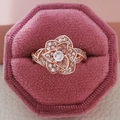 Elegante anillo de flor en oro rosa con circonitas en un joyero de terciopelo rosa - US 5 / Rosa oro