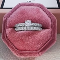 Detalle de set de anillos de boda plateados con cristal redondo en caja de terciopelo - US 5 / Blanco