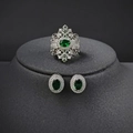 Set de joyas de esmeralda vintage con anillo calado y pendientes de botón en plateado - Verde / Talla 9