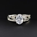 Elegante anillo plateado con circón ovalado grande y diseño de banda de hojas caladas - US 7 / Blanco