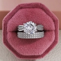 Luxuriöses geometrisches Ring-Set mit runden Steinen in einer rosa Samt-Schmuckschatulle - Größe 5 / Sechskrallen-Großer Runddiamant-Set (R750-R721)