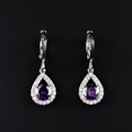 Détail de boucles d'oreilles pendantes en forme de goutte avec gemme violette et halo - Violet