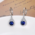 Détail macro de boucles d'oreilles en goutte avec pierres bleu foncé et fermoir levier - Bleu