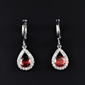 Boucles d'oreilles gouttes argentées avec halo de cristaux et pierre rouge centrale - Rouge