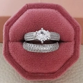 Conjunto de lujosos anillos de compromiso plateados con pavé en una caja de terciopelo rosa - Talla 5 / Juego Completo de Diamante Redondo de Cuatro Puntas (R3103-R3400A)